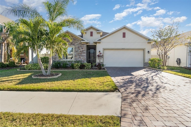 view of front facade featuring a garage and a front yard