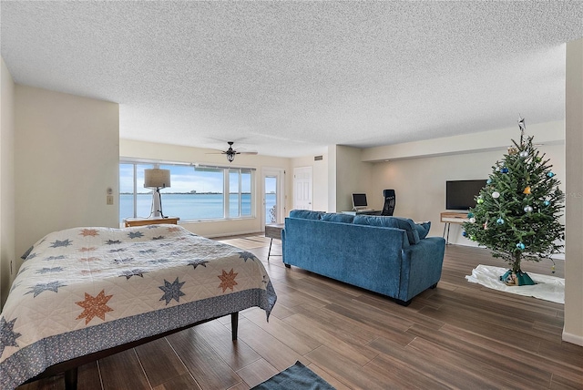 bedroom featuring ceiling fan and a textured ceiling