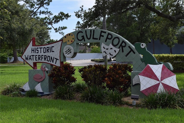 community sign with a yard