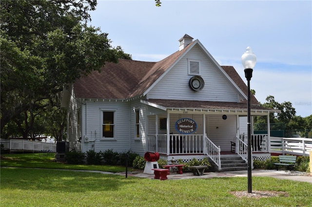 view of front of house featuring a porch and a front lawn