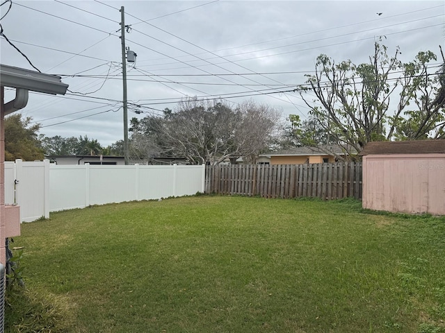 view of yard featuring a storage unit