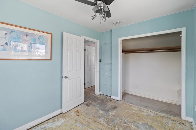 unfurnished bedroom featuring baseboards, a closet, and a ceiling fan