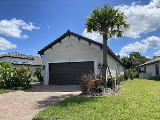 view of front facade featuring a garage and a front lawn