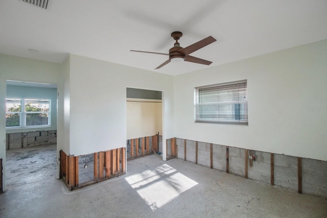 unfurnished bedroom featuring ceiling fan and a closet