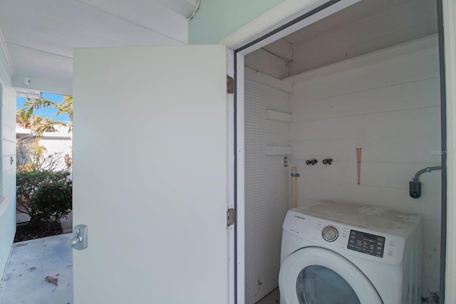 washroom with washer / clothes dryer