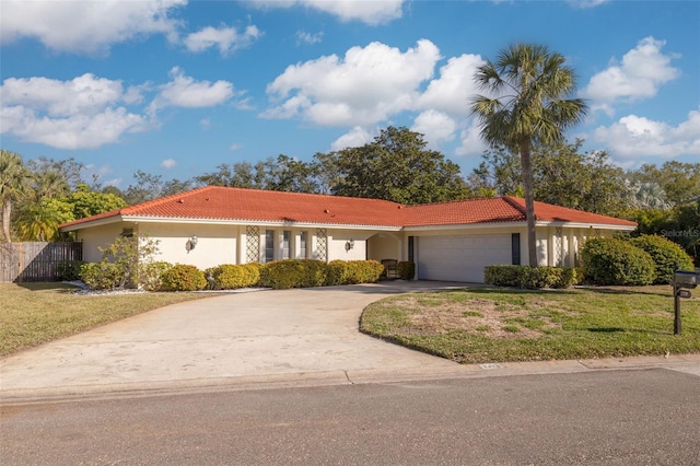 view of front of house featuring a front lawn and a garage