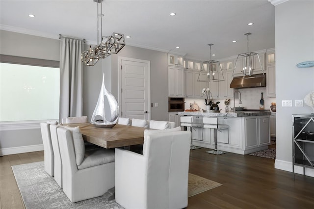 dining area featuring recessed lighting, baseboards, dark wood-type flooring, and ornamental molding