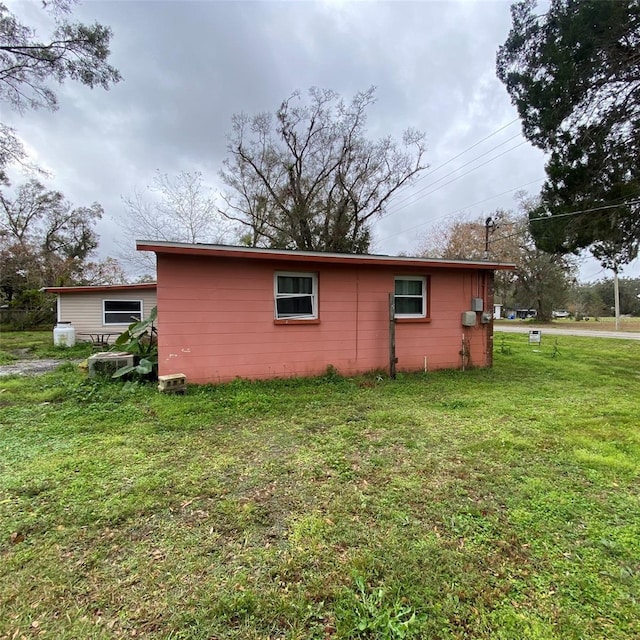 view of side of property featuring a lawn