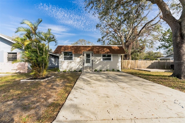 view of front facade with a front yard