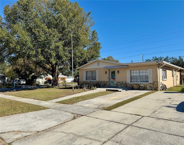 single story home with a front lawn