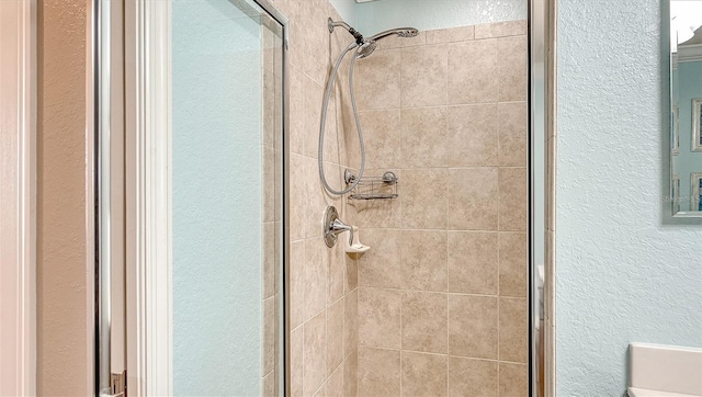 bathroom featuring a tile shower