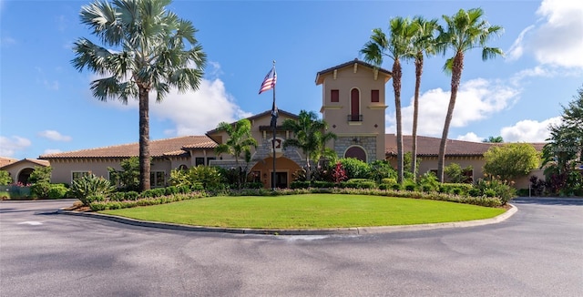 view of front of property featuring a front yard