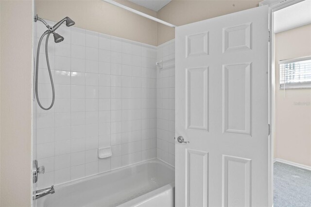 bathroom with tiled shower / bath combo