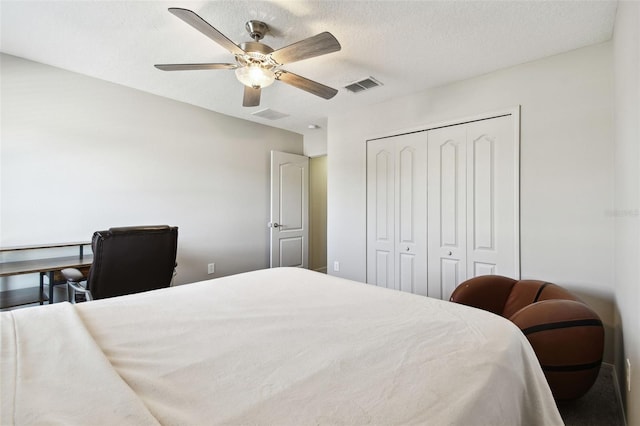 bedroom with a textured ceiling, a closet, and ceiling fan