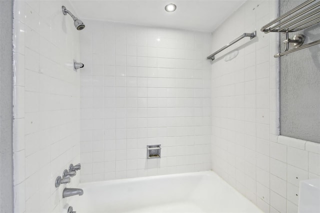 bathroom featuring tiled shower / bath combo