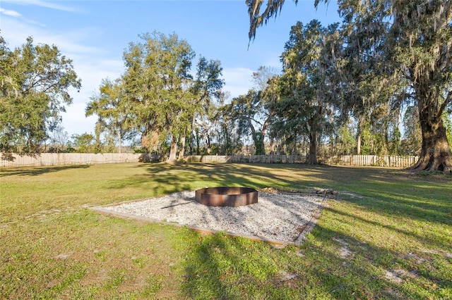 view of yard featuring a fire pit