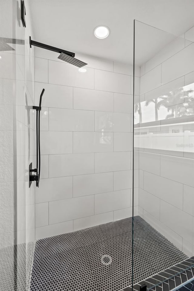 bathroom featuring tiled shower