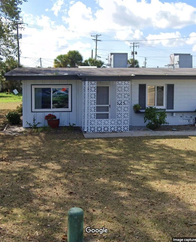 ranch-style home featuring a front yard