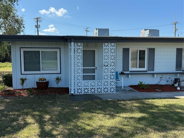 view of front of property featuring a front lawn