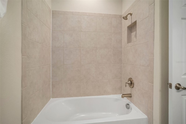 bathroom featuring tiled shower / bath combo