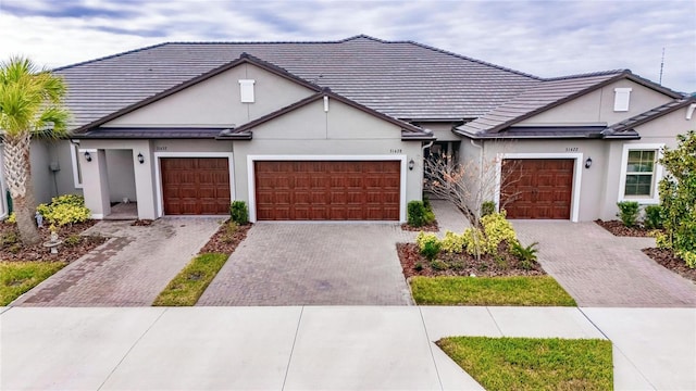 view of front facade featuring a garage