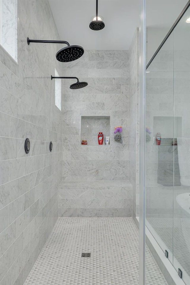 bathroom featuring a tile shower