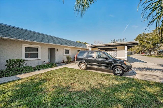 view of front of property featuring a front yard