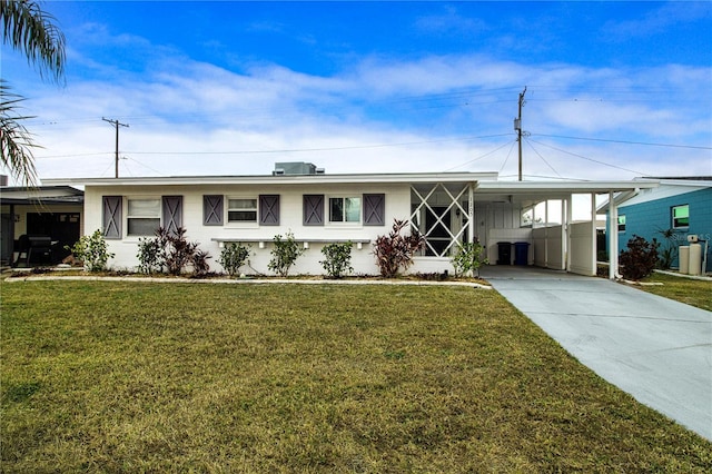 view of front facade featuring a front lawn and a carport