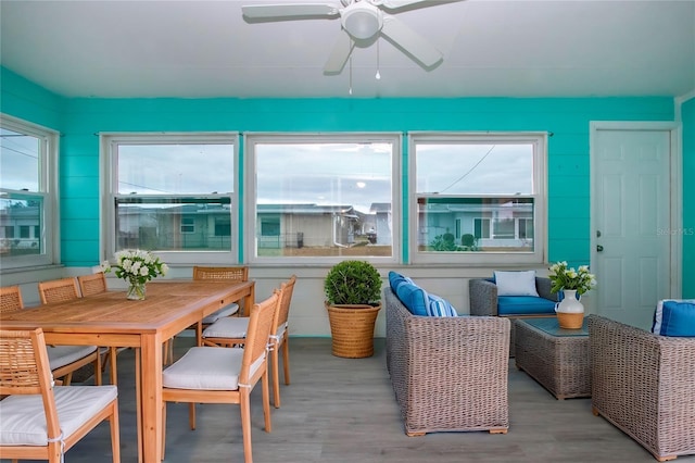 sunroom with ceiling fan