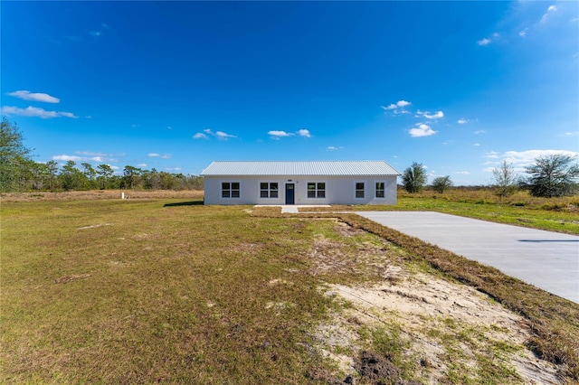 view of front of house with a front yard