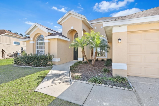 view of front of home featuring a front yard and a garage