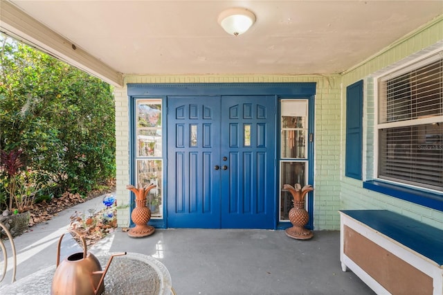 entrance to property featuring covered porch