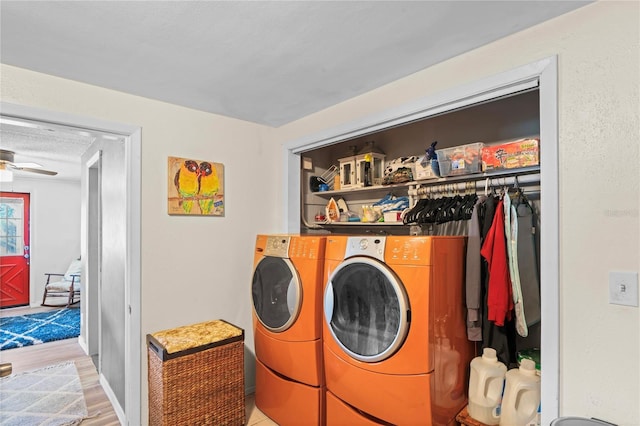 laundry room featuring a textured ceiling, light hardwood / wood-style floors, ceiling fan, and washing machine and clothes dryer