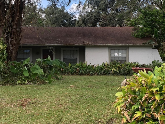 view of front facade featuring a front yard