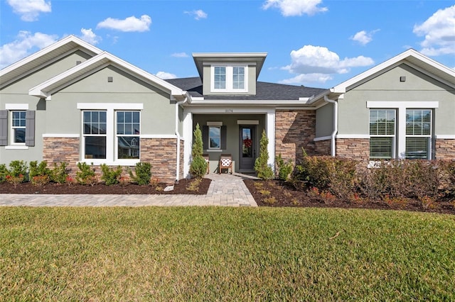 view of front of house featuring a front lawn