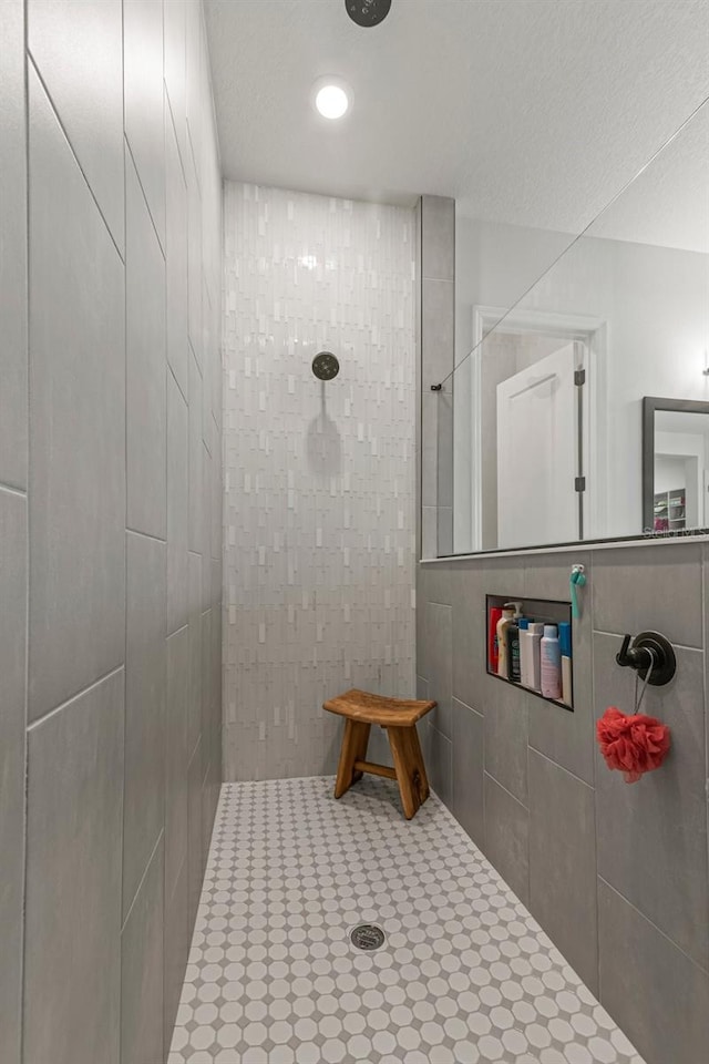 bathroom featuring a tile shower