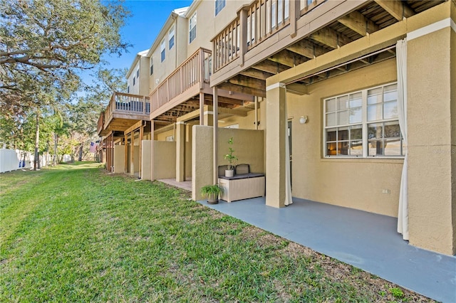 view of yard featuring a patio area