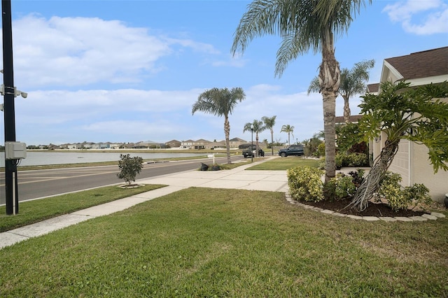 view of yard featuring a water view