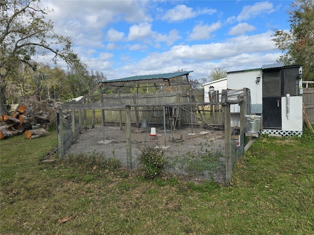 view of yard with an outdoor structure