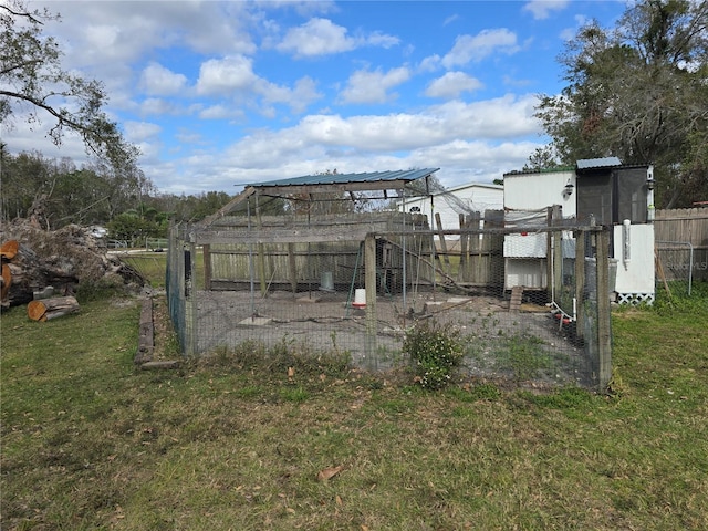 view of yard featuring an outdoor structure