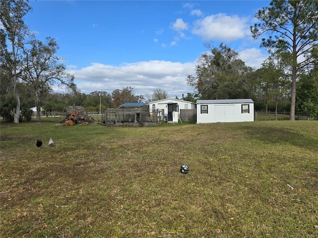 view of yard with an outbuilding