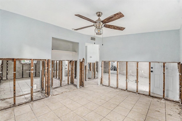 empty room featuring ceiling fan