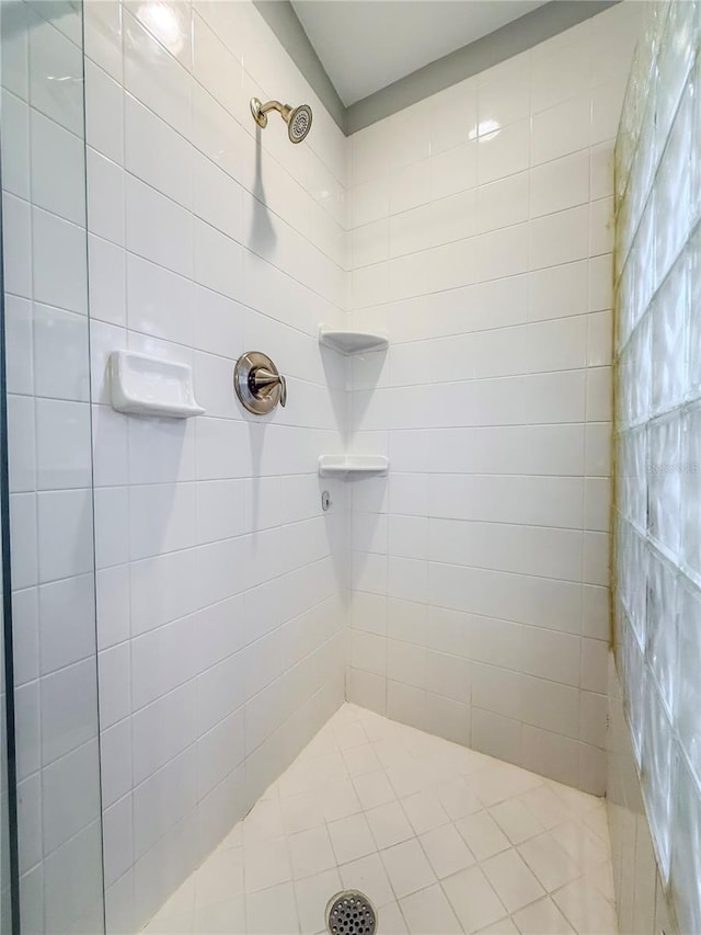 bathroom featuring tiled shower