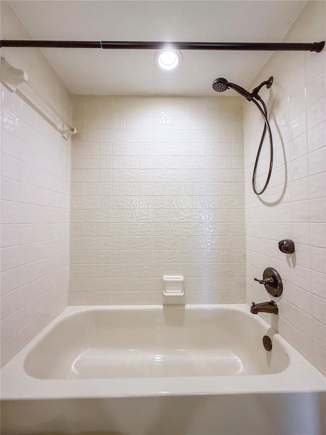 bathroom featuring tiled shower / bath