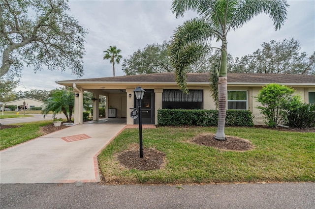 view of front of home featuring a front yard and a carport