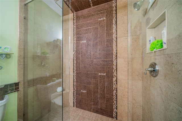 bathroom featuring a tile shower