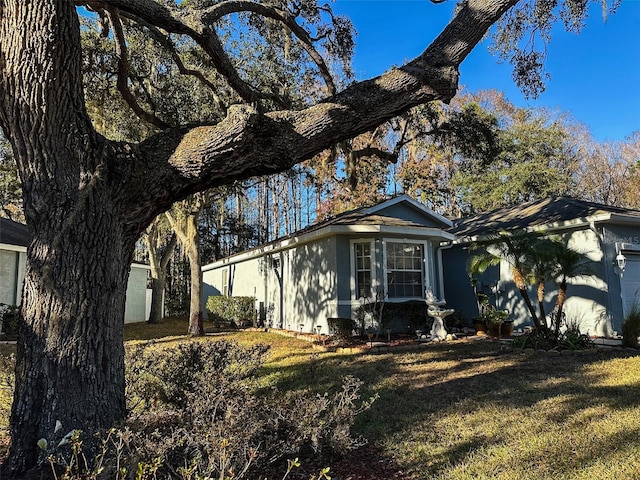 view of front facade with a front lawn