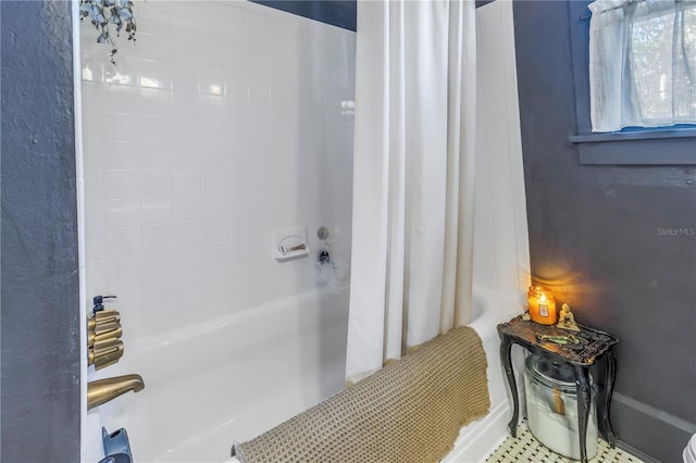 bathroom with shower / tub combo with curtain