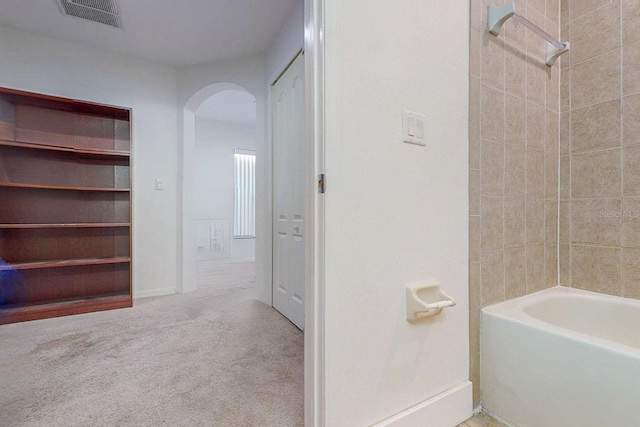 bathroom with tiled shower / bath