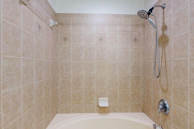 bathroom featuring tiled shower / bath